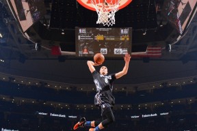 库里赛后亲吻地板告别主场，库里亲穿球鞋