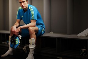 中国足球职业联赛推动俱乐部职业化管理升级，职业足球俱乐部的试点